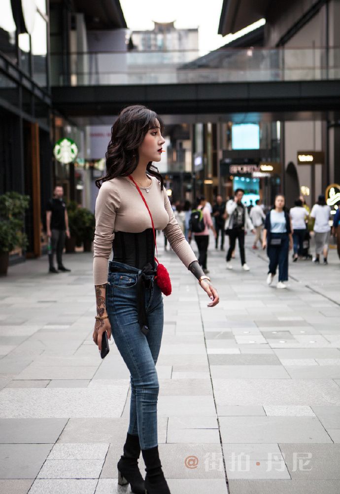 路人街拍，成都美女：秋天时尚好看的穿搭，让人着迷！|着迷|街拍|路人|美女|成都_新浪新闻