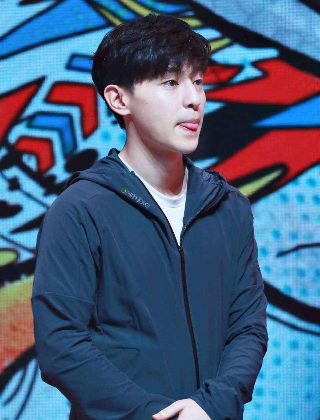 邓伦运动风look好阳光帅气,他的皮肤也太好了,真让人羡慕啊