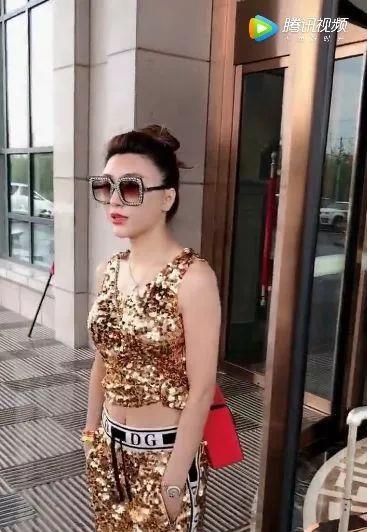 驴嫂平荣到达方丈活动现场白小白凌晨抵达丈门活动酒店