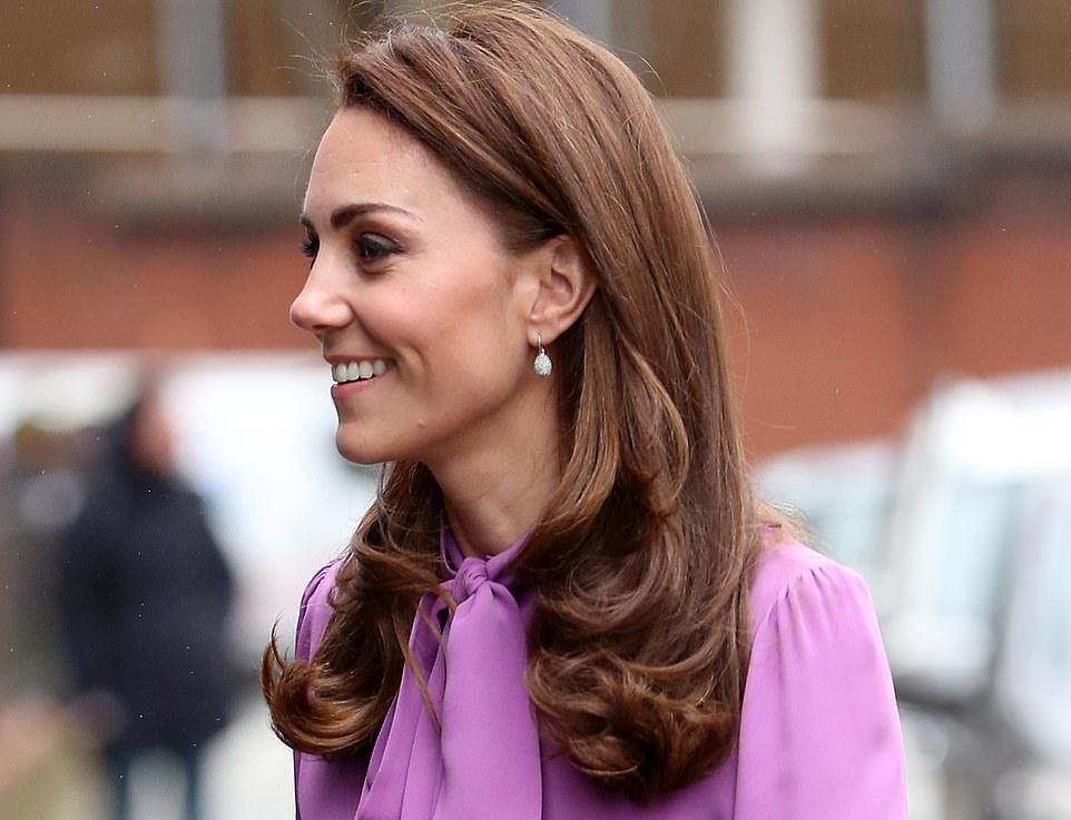 英国凯特王妃紫色衬衫搭黑长裤,跟妈妈们一起交流育儿经验