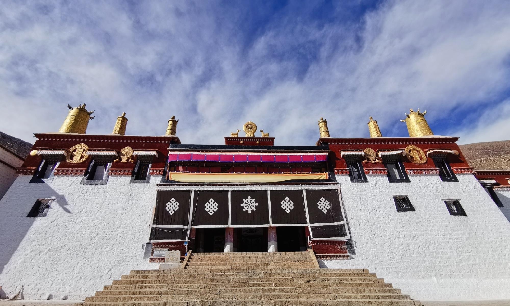 走进最大庙宇哲蚌寺,体会藏传佛教的魅力