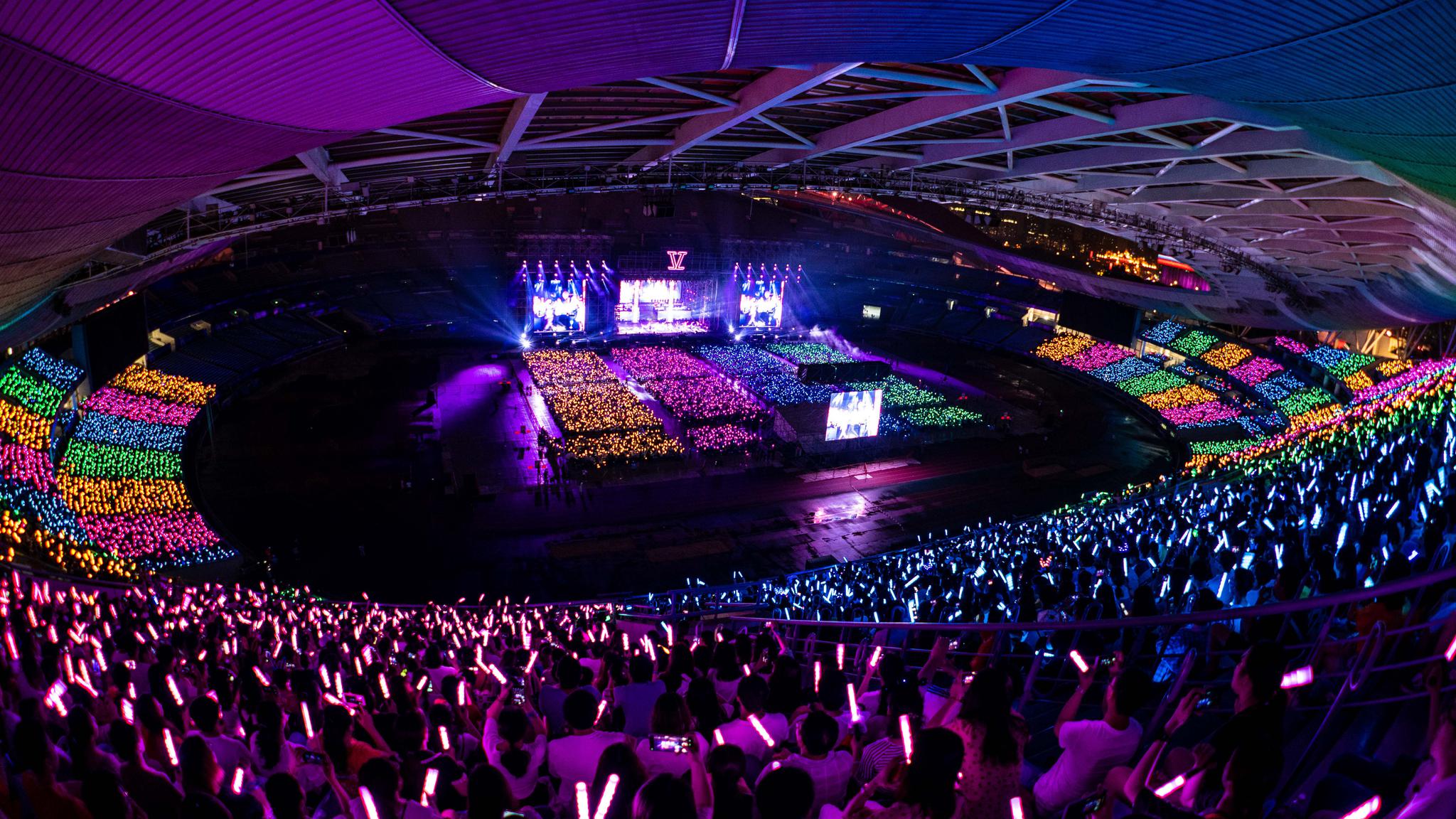 张杰南京演唱会彩虹荧光棒场控华丽张碧晨惊喜助阵