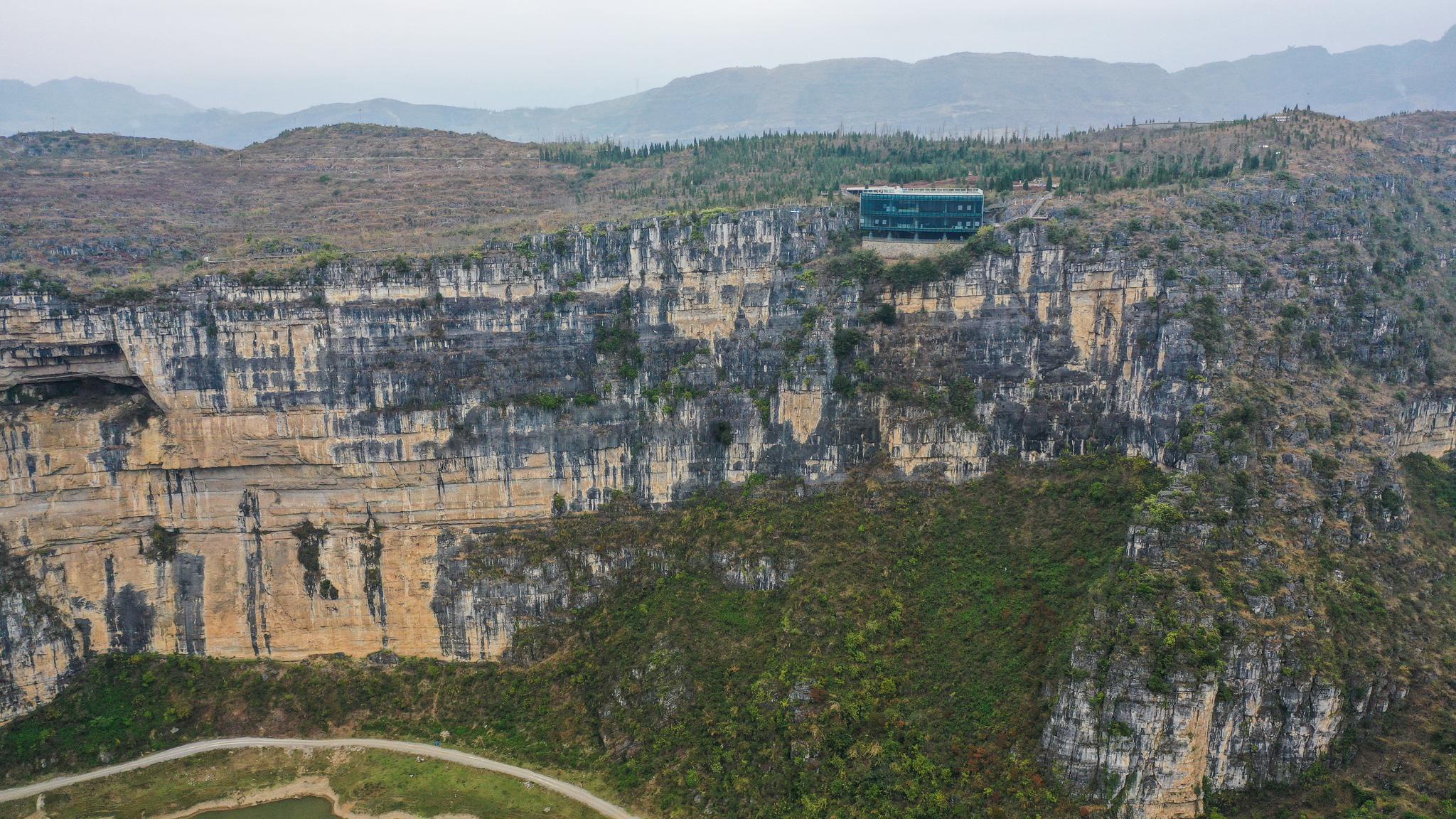 带你飞悬浮于百米绝壁之上熔岩美术馆镶嵌喀斯特之美