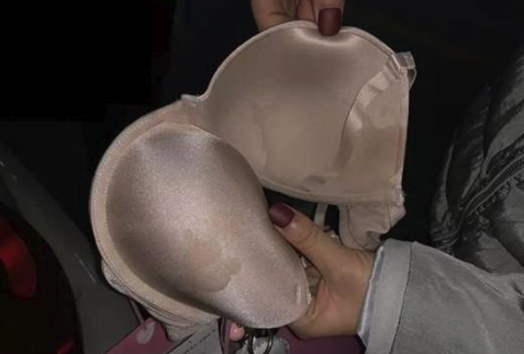 女子修完车后发现车内内衣上有摊液体网友还是熟悉的味道