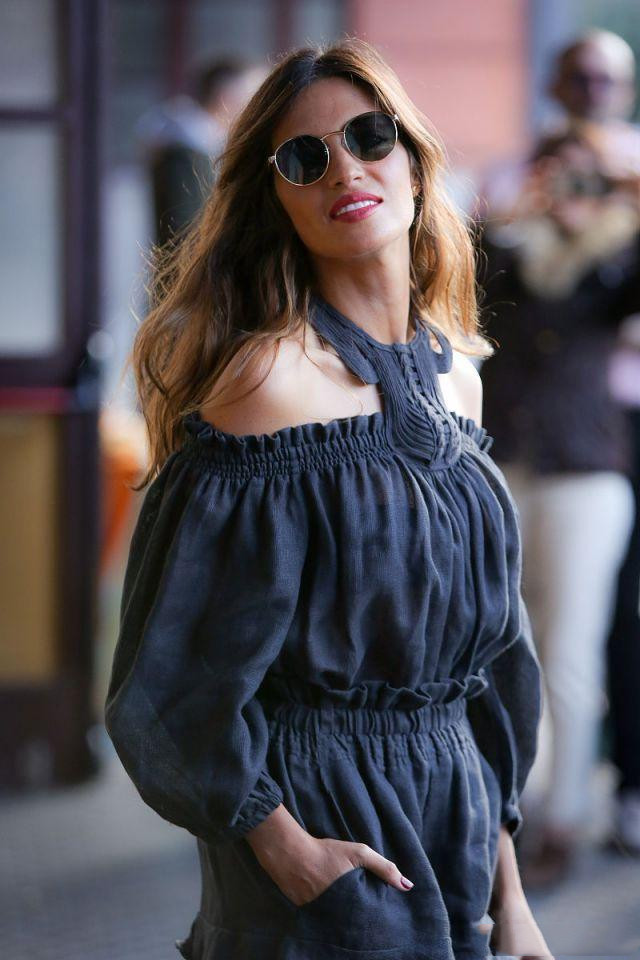 卡西女友萨拉卡波内罗现身,一身黑裙配上红唇,简直是风情万种!