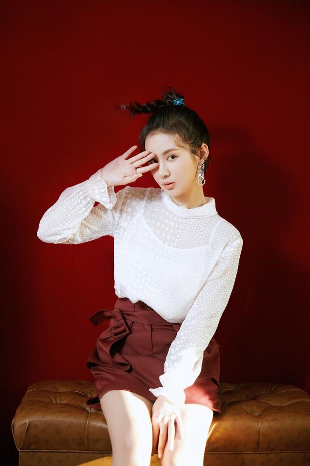 郑合惠子雪纺衫搭配红短裙 甜美夜精灵璀璨来袭