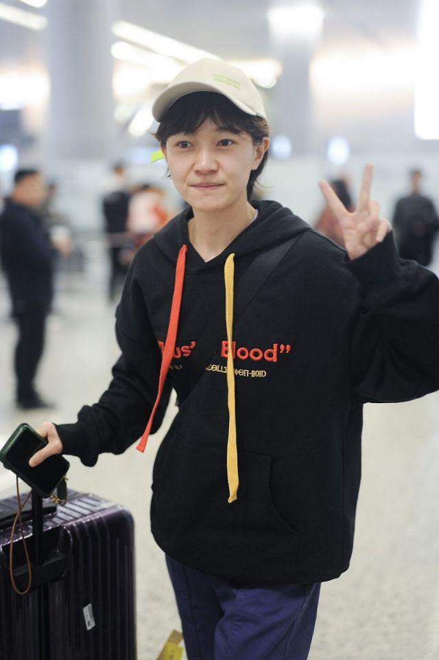 焦俊艳现身机场,短发素颜一身运动造型,变一位时尚假小子!