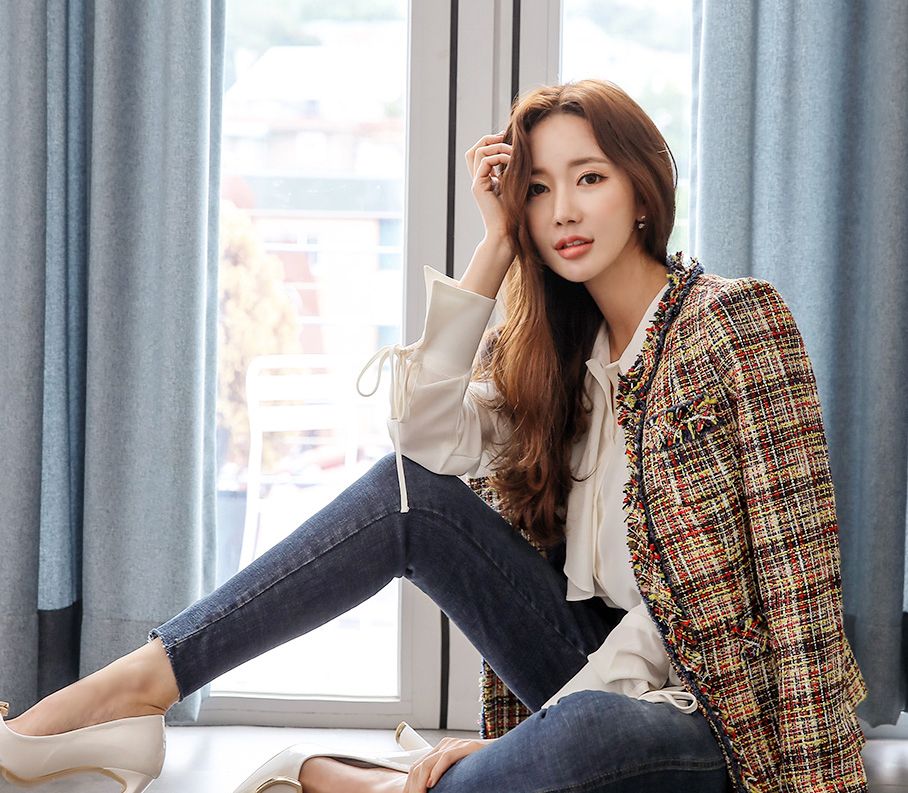 李妍静系列小香风彩色粗花呢外套配前侧个性开叉紧身牛仔裤