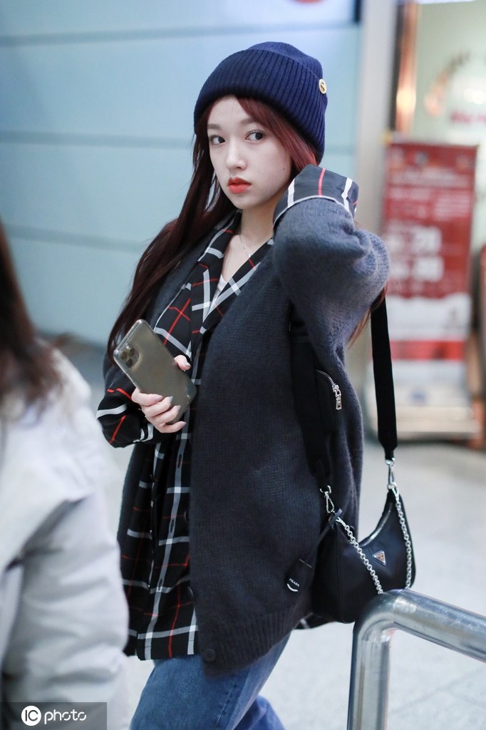 程潇现身机场穿v领秀锁骨 青丝长发飘逸妩媚__财经头条