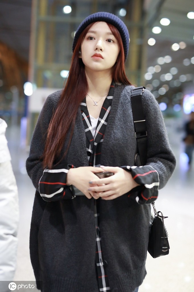 程潇现身机场穿v领秀锁骨 青丝长发飘逸妩媚__财经头条