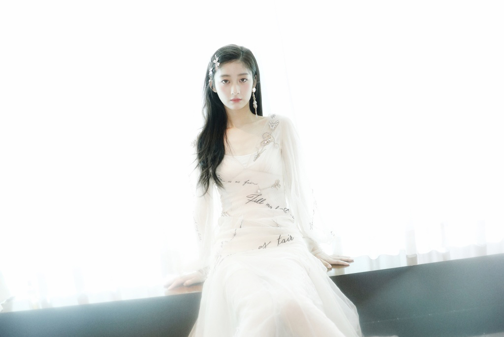 女艺人戚砚笛仙气甜美时尚写真