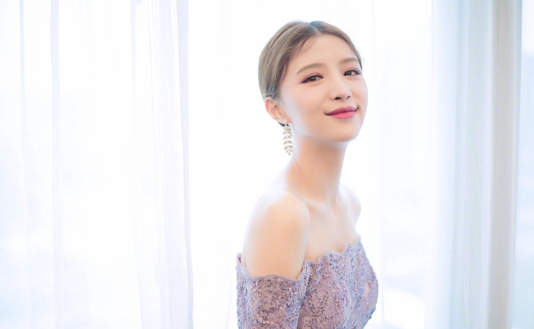 秀美的五官,干净的没有一丝瑕疵,张杨果竟然是主持时装模特脸颊