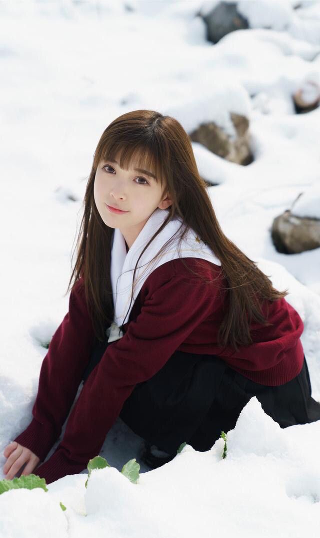 白茫茫雪地里的清纯美女钟恩淇写真
