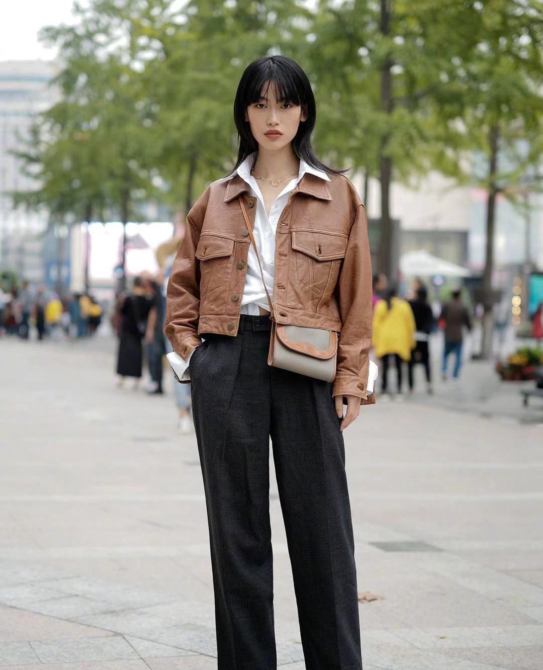 街拍,小姐姐棕色皮衣搭配黑色宽松长裤,短发帅气魅力十足_高清图集
