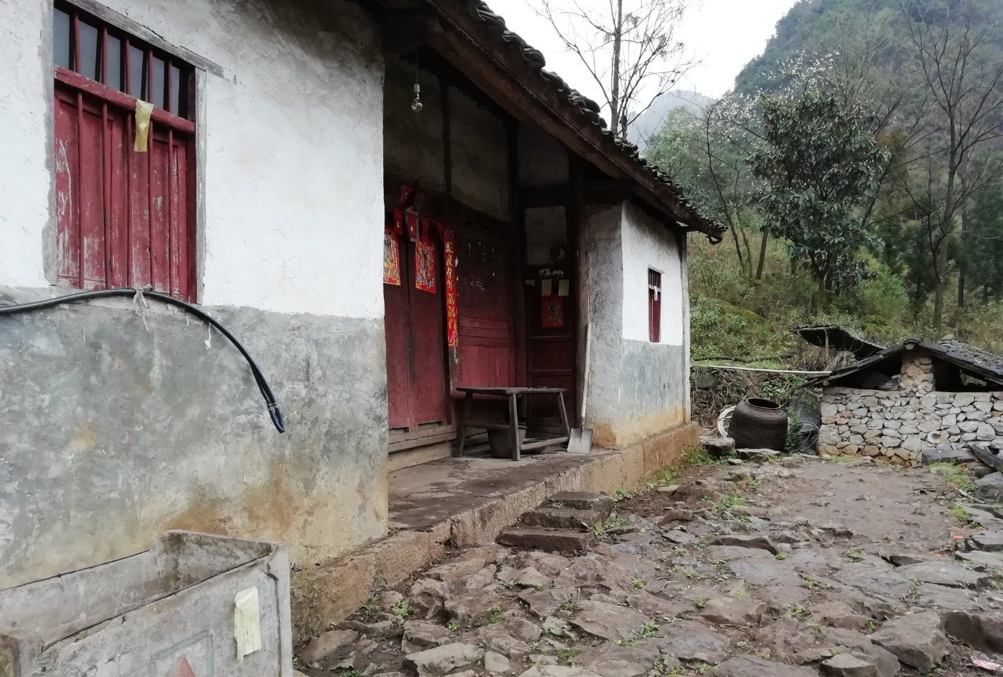 贵州山区20余户的小村庄,其恶劣的自然环境突破人类生存的极限