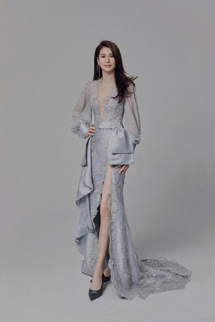 袁咏仪深v高衩裙优雅性感 长腿惹眼47岁颜值依旧能打