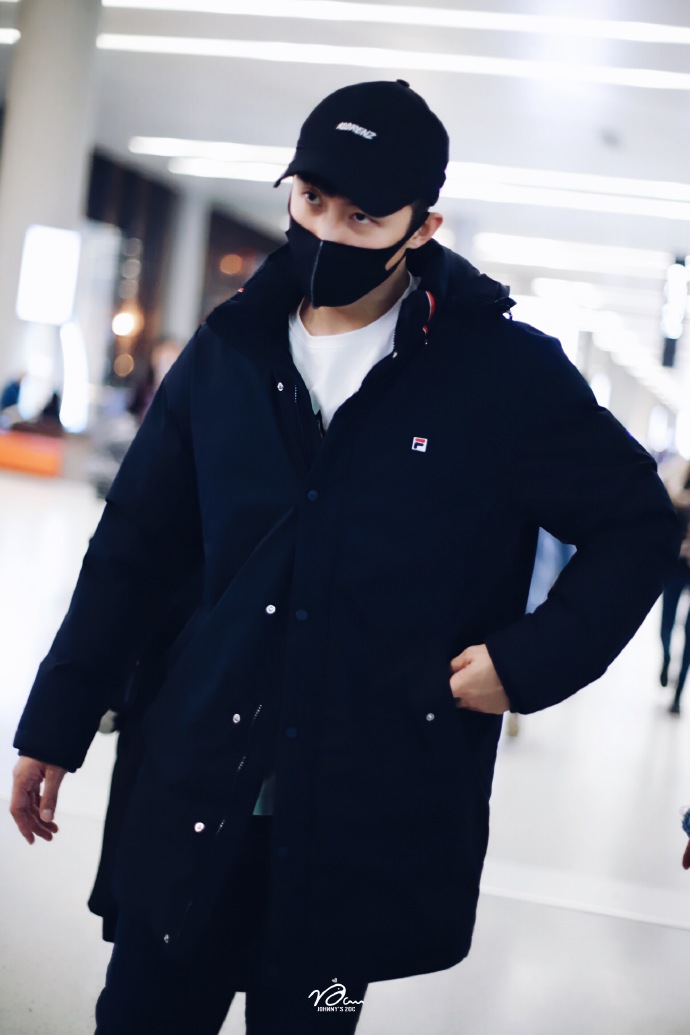 黄景瑜穿黑色羽绒服现身机场,戴黑色棒球帽和口罩遮面
