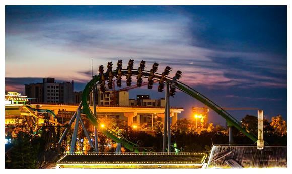 万人"吻亮"重庆欢乐谷灯光节 皮卡丘灯组首展亮相