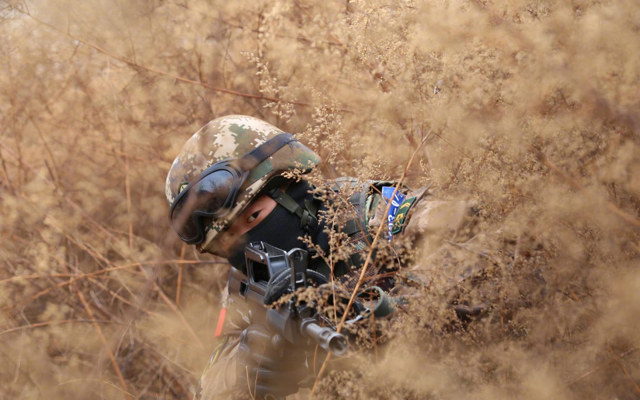 特战队员们在零下5度的环境下单兵负重30公斤进行极限训练