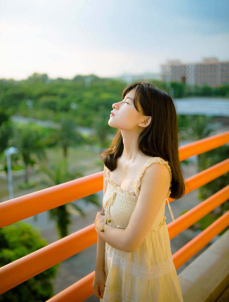 镜头下的青涩可爱文静小女子|伊人|小姑娘|可爱_新浪新闻