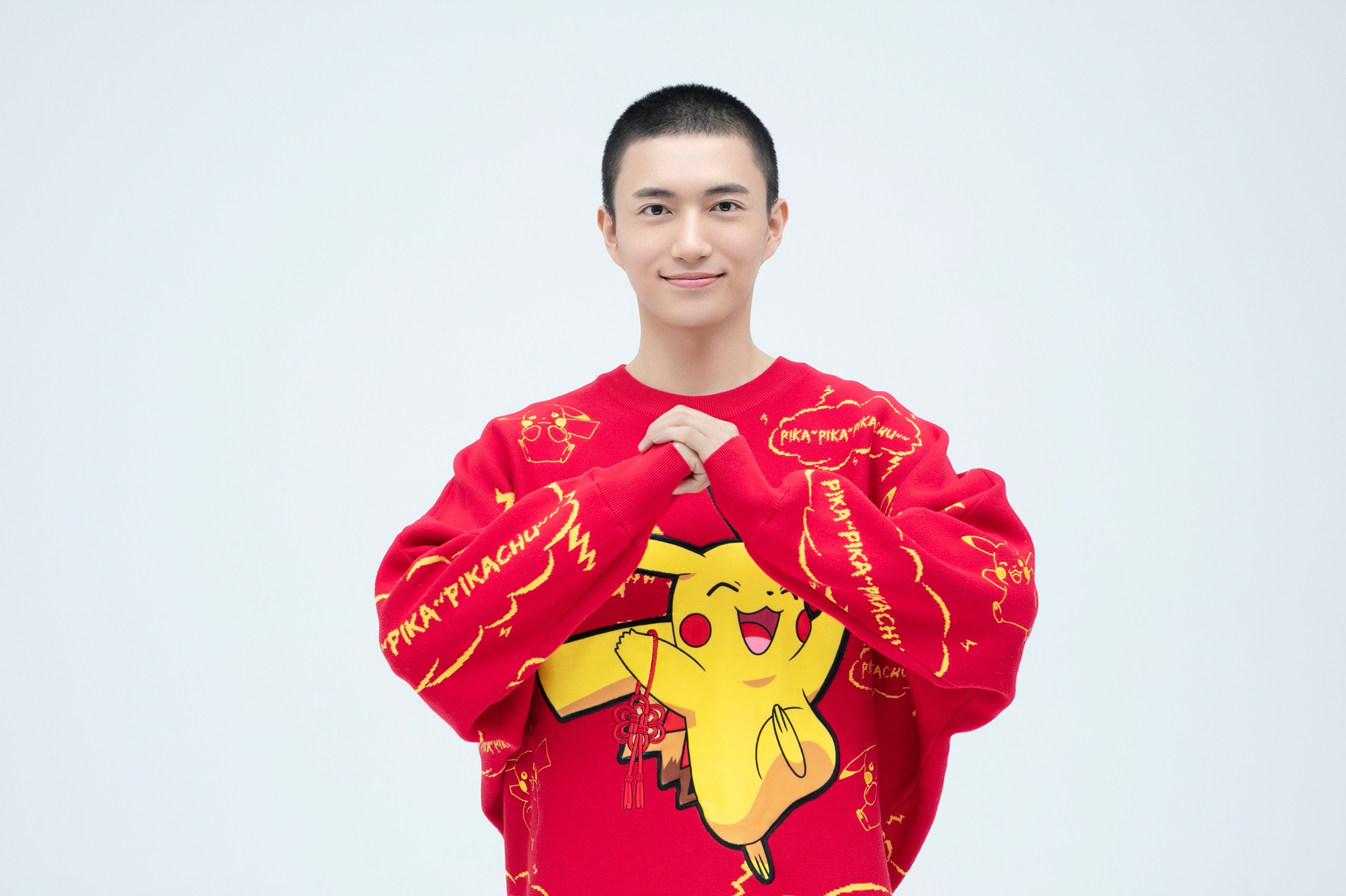 演员张博涵曝"新年红"写真 皮卡丘印花毛衣尽显活泼_高清图集_新浪网