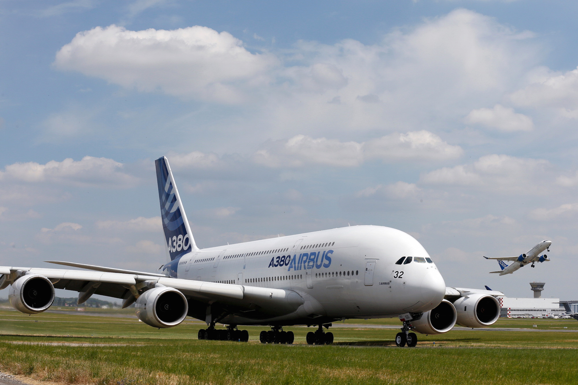 全世界第一大的民用飞机造价23亿相当于八层楼高