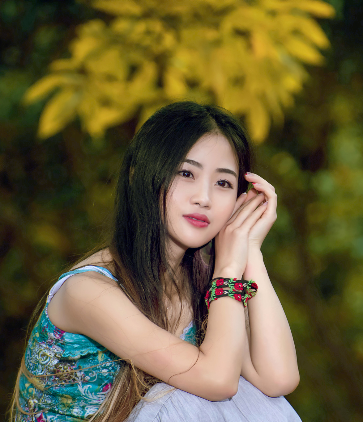 景色秀美外景下的青春年华美裙姑娘