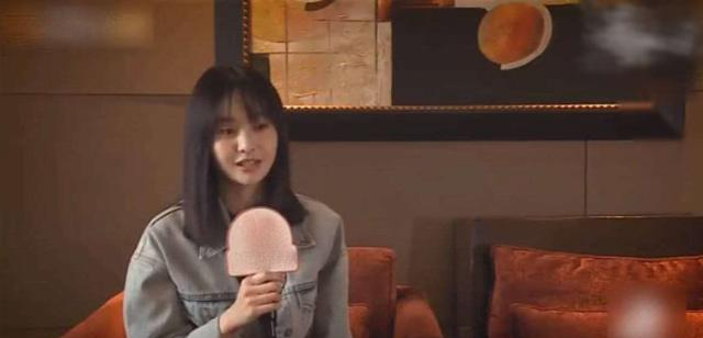 郑爽为新剧接受记者采访,主动谈私人感情,狂夸