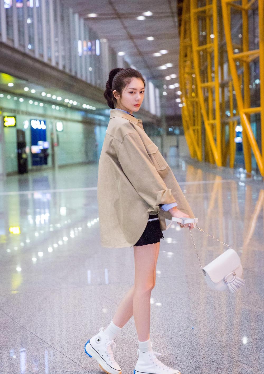 傅菁启程巴黎看秀,三层叠穿配短裤很时髦,扎麻花辫娇俏又减龄!