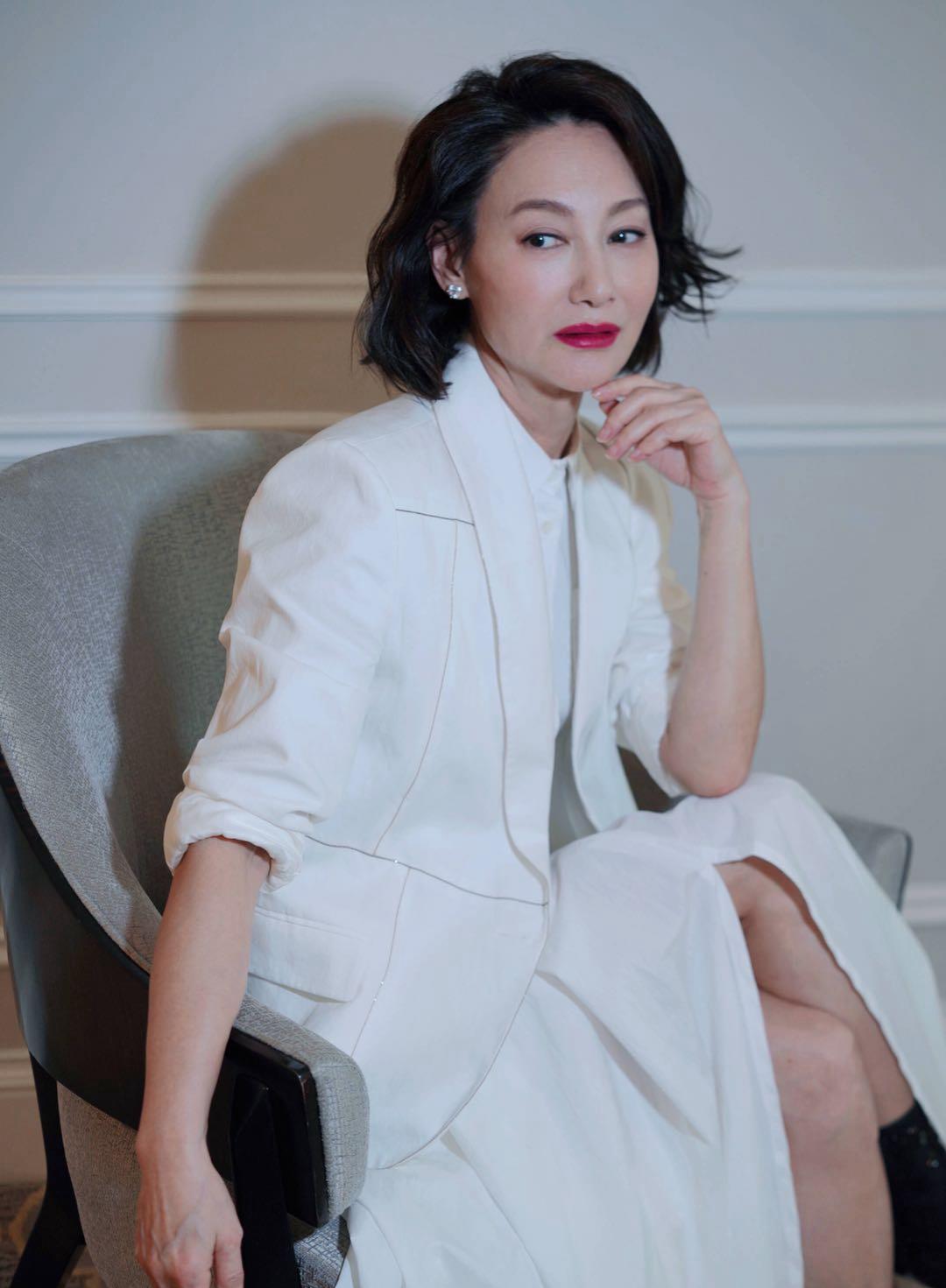 惠英红换两套西装气质出众格纹干练白色优雅哪像59岁了