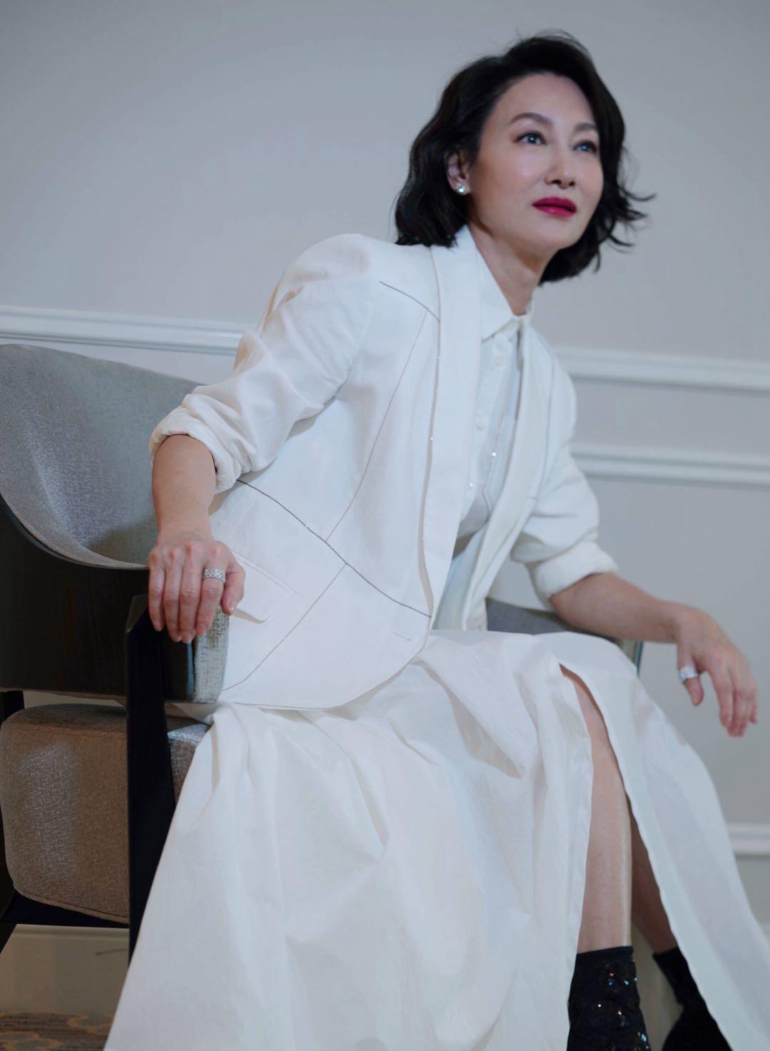 惠英红换两套西装气质出众格纹干练白色优雅哪像59岁了
