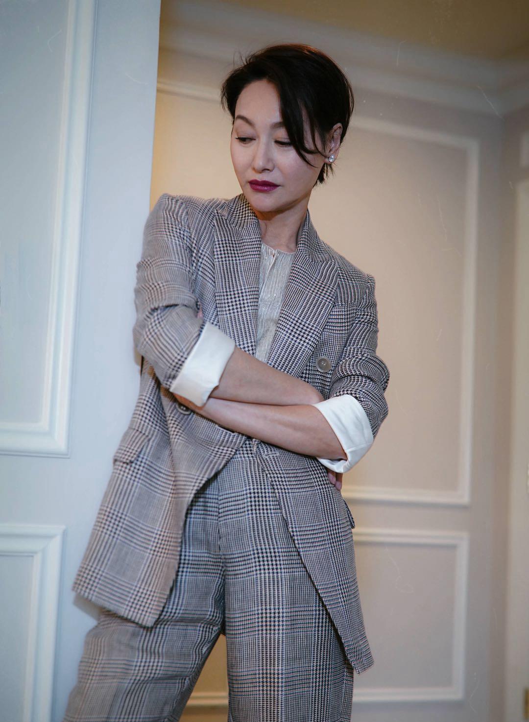 惠英红换两套西装气质出众格纹干练白色优雅哪像59岁了