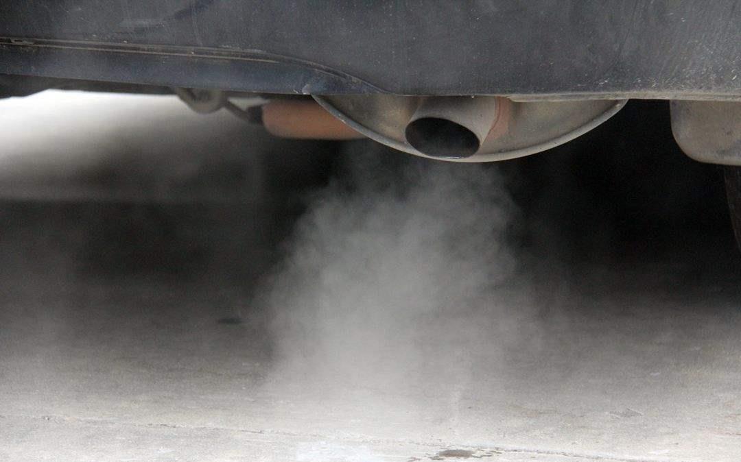 汽车尾气出现这3种颜色要注意,特别是第2种,别等大修时来后悔