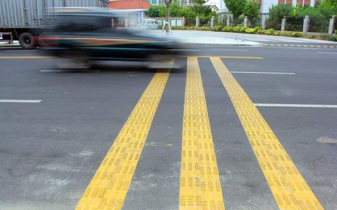 过减速带很多人习惯踩刹车,你是舒服了,但你的车可能要玩完了!