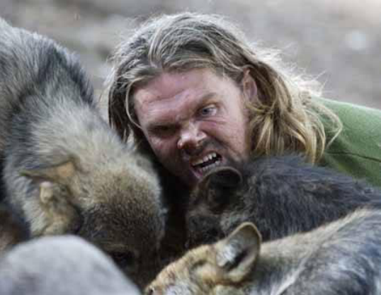 现实版狼人英国男子与狼共舞30年同吃同住会狼语