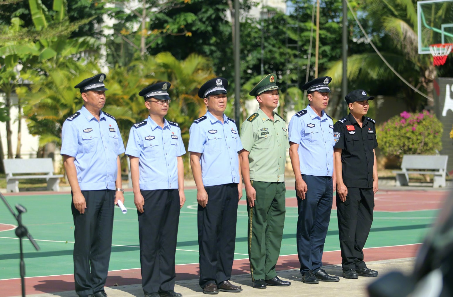 武警三亚支队联合举行"两节"联勤武装巡逻启动仪式!