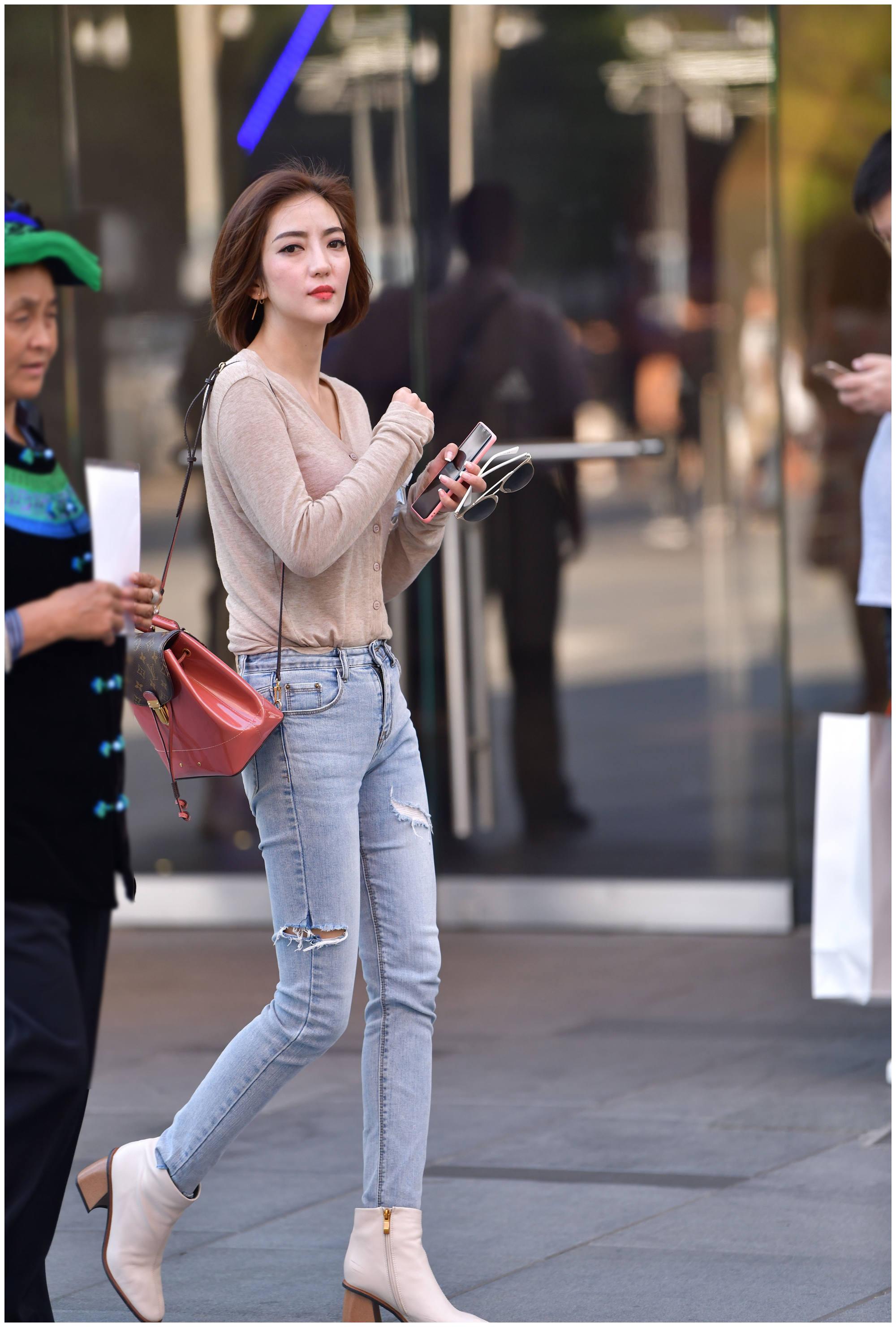 黑色的尖头高跟鞋,展示出一种优雅又神秘的魅力