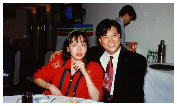 45岁娇妻探班万梓良,片场大秀恩爱|万梓良|郭明黎|探班_新浪新闻