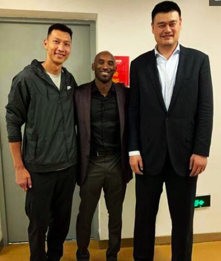 姚明跟明星合影,科比,马云,范冰冰,谁的气场最强大