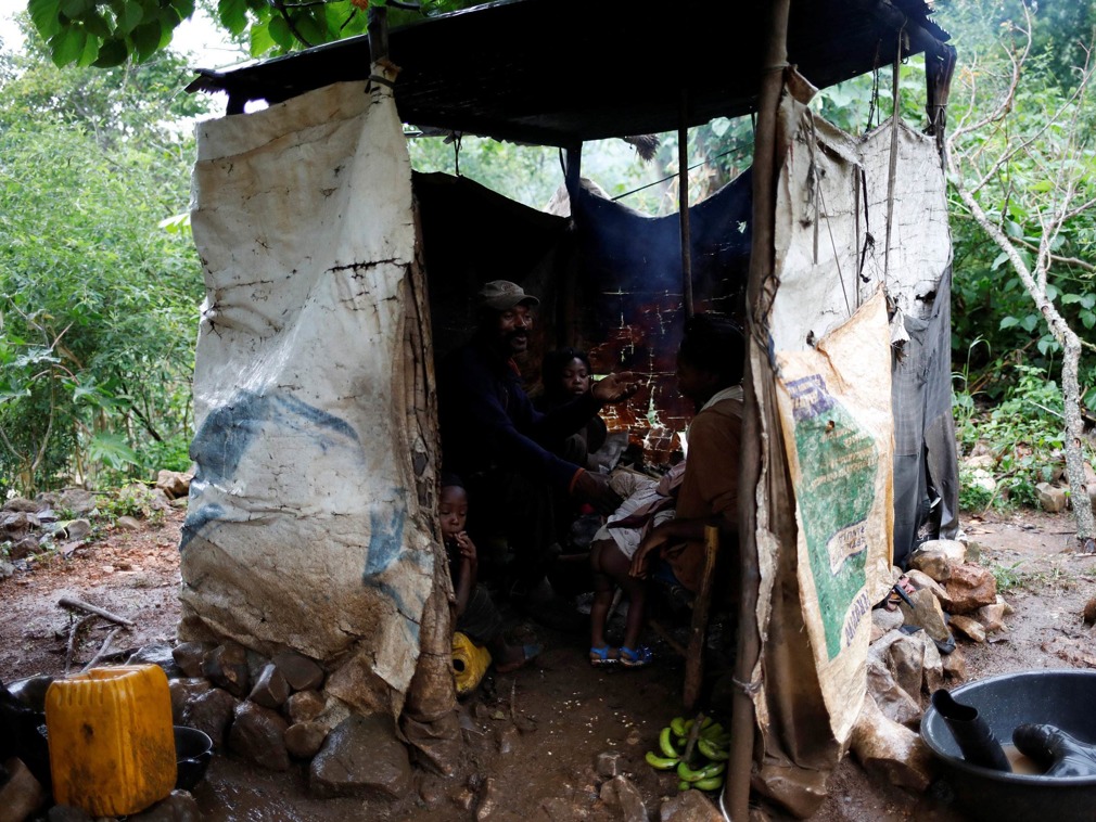 这个国家边境村落因洪水与世隔绝民众在绝境中求生存
