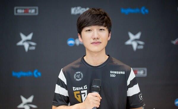 小花生:生日夜独自庆祝这个赛季打的差