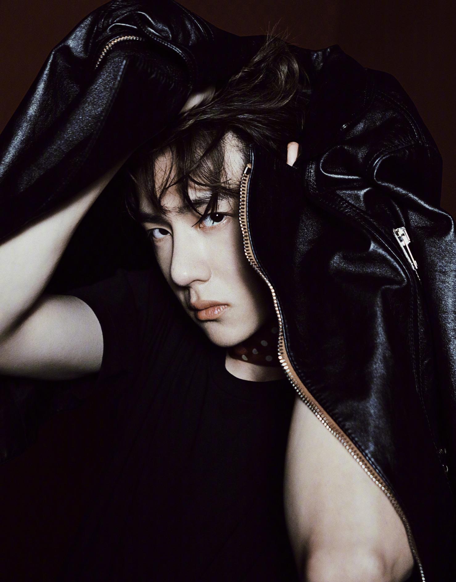 让五官更显深邃,同时也让整个面部显得更加有立体感和硬朗感,看上去