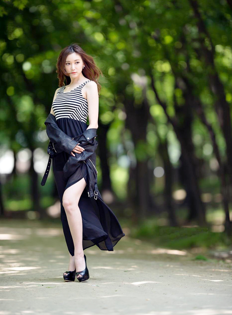 外拍美景阳光下的高挑魅力裙装美女|人像|女神|摄影_新浪新闻