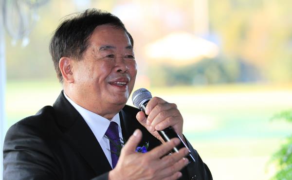 曹父不仅教会曹德旺要谦逊不骄躁,更教会他在逆境中不要轻言放弃