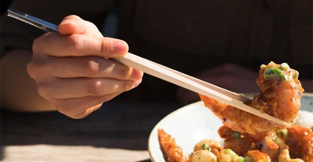 美国夫妇改造中国筷子,把夹菜变成叉菜,没想到项目获得巨额融资