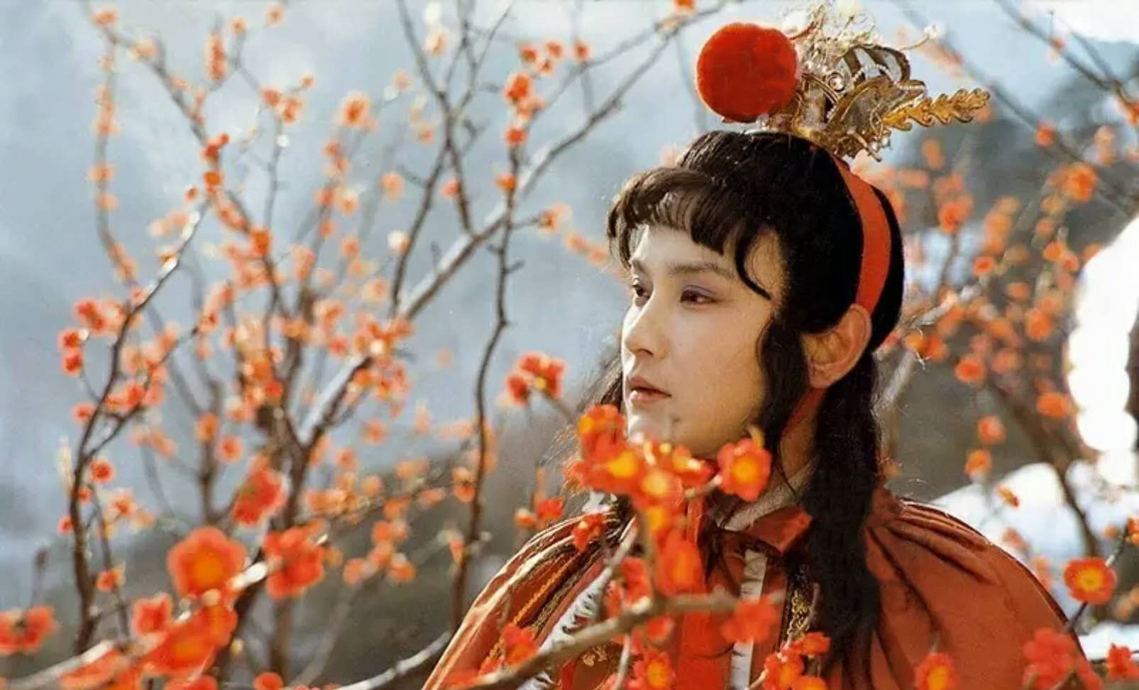 87版贾宝玉惊艳时光的剧照,图二薛蟠陈洪海穿着背心,与宝玉合照