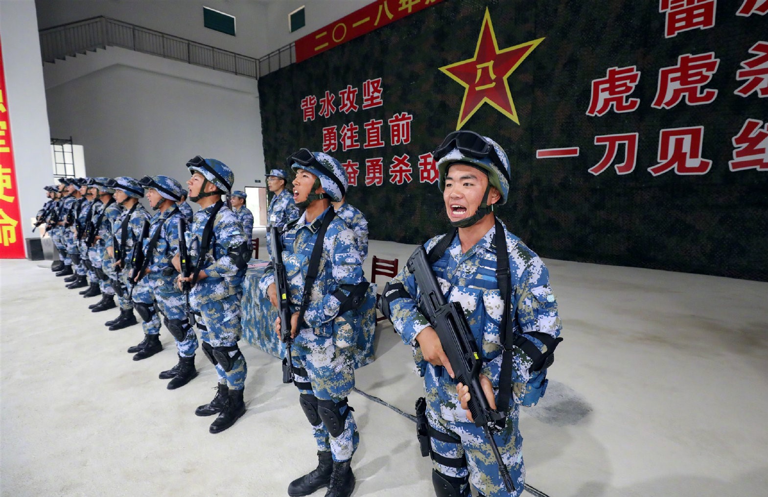 海军陆战队举行新兵授衔仪式士兵们斗志昂扬