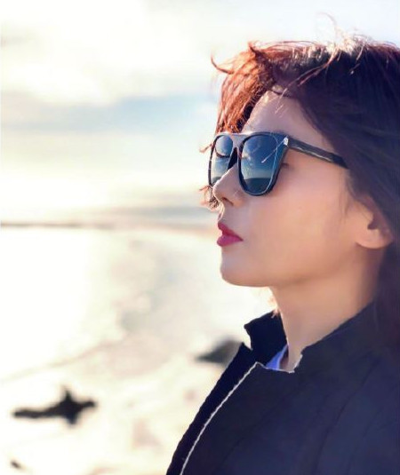 刘涛碧海蓝天前留影,阳光明媚清爽惬意