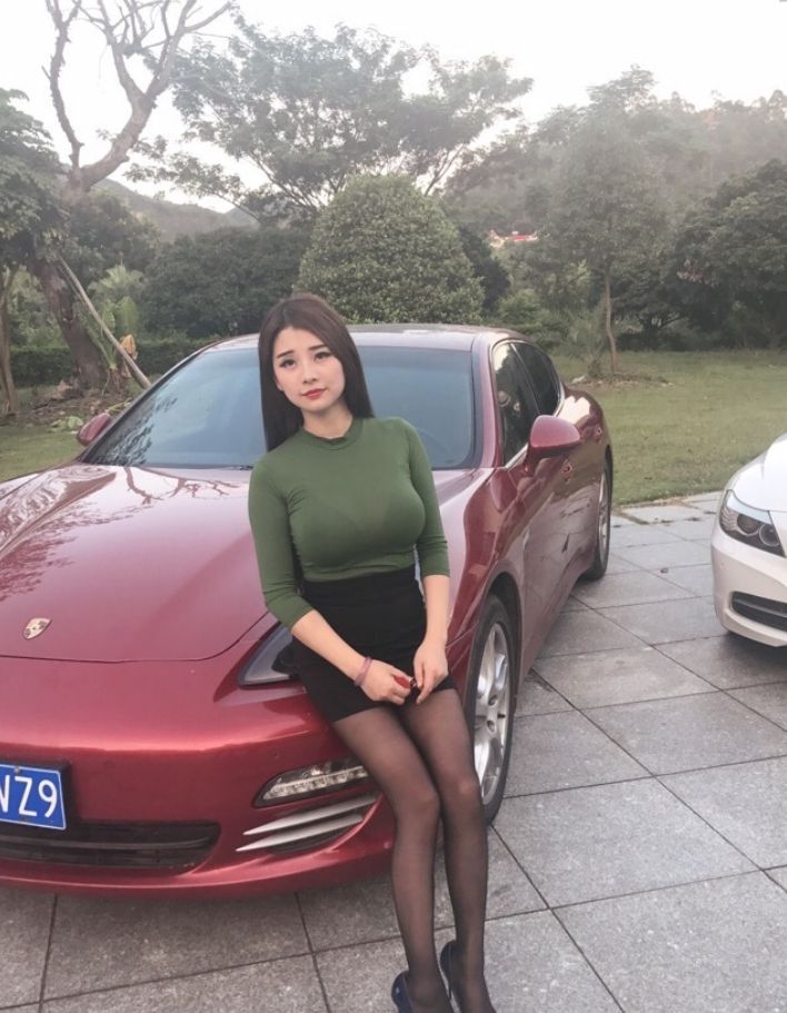街拍豪车与美女真是一道亮丽风景线绝对是每个男人奋斗的目标