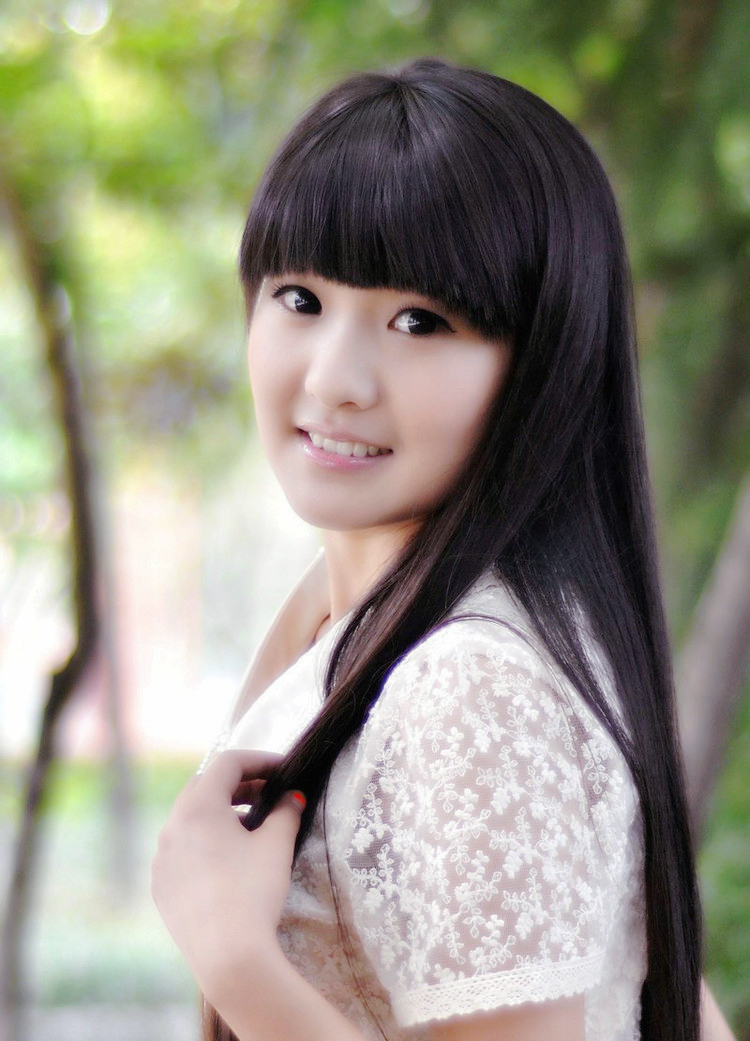 阳光下的清纯秀美长发文雅姑娘